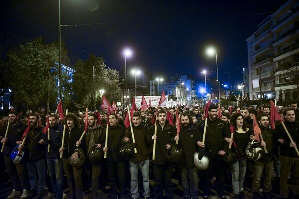 Πορεία αντιεξουσιαστών και συγκέντρωση της Χρυσής Αυγής στο κέντρο της Αθήνας