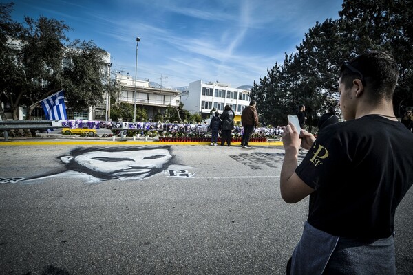 Συγγενείς, φίλοι και θαυμαστές θυμούνται σήμερα τον Παντελή Παντελίδη στο σημείο που σκοτώθηκε πριν από δύο χρόνια