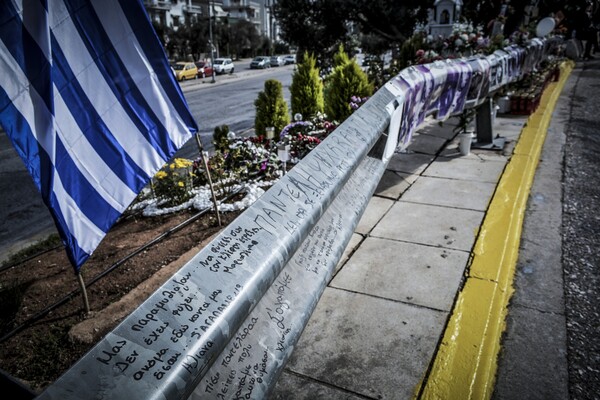 Συγγενείς, φίλοι και θαυμαστές θυμούνται σήμερα τον Παντελή Παντελίδη στο σημείο που σκοτώθηκε πριν από δύο χρόνια