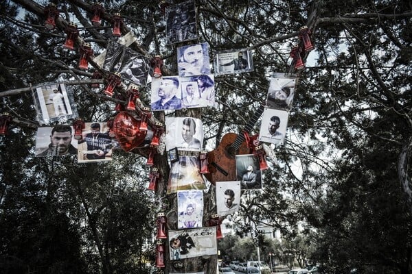 Συγγενείς, φίλοι και θαυμαστές θυμούνται σήμερα τον Παντελή Παντελίδη στο σημείο που σκοτώθηκε πριν από δύο χρόνια