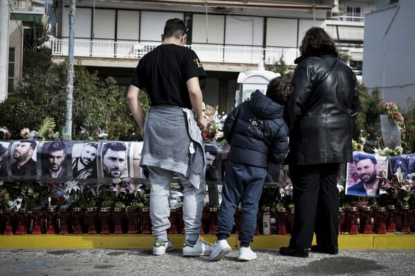 Συγγενείς, φίλοι και θαυμαστές θυμούνται σήμερα τον Παντελή Παντελίδη στο σημείο που σκοτώθηκε πριν από δύο χρόνια