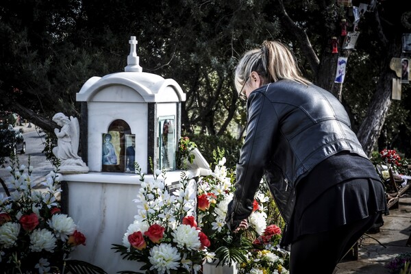 Συγγενείς, φίλοι και θαυμαστές θυμούνται σήμερα τον Παντελή Παντελίδη στο σημείο που σκοτώθηκε πριν από δύο χρόνια