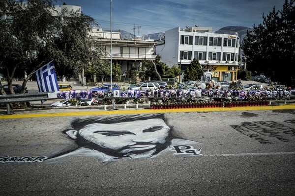 Συγγενείς, φίλοι και θαυμαστές θυμούνται σήμερα τον Παντελή Παντελίδη στο σημείο που σκοτώθηκε πριν από δύο χρόνια