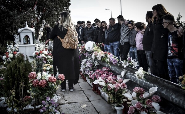 Συγγενείς, φίλοι και θαυμαστές θυμούνται σήμερα τον Παντελή Παντελίδη στο σημείο που σκοτώθηκε πριν από δύο χρόνια