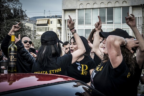 Συγγενείς, φίλοι και θαυμαστές θυμούνται σήμερα τον Παντελή Παντελίδη στο σημείο που σκοτώθηκε πριν από δύο χρόνια