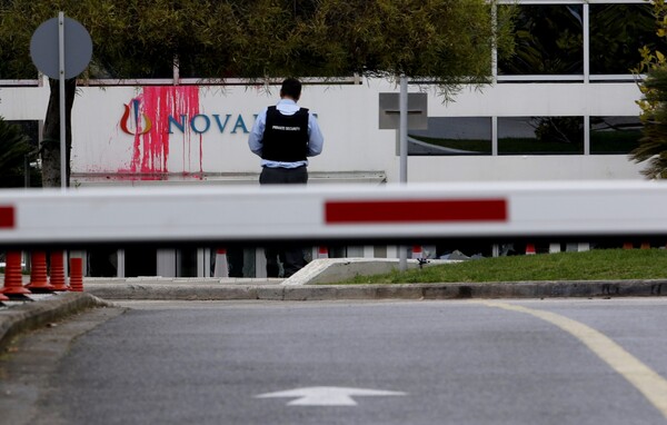 Φωτογραφίες από τα γραφεία της Novartis μετά την επίθεση του Ρουβίκωνα