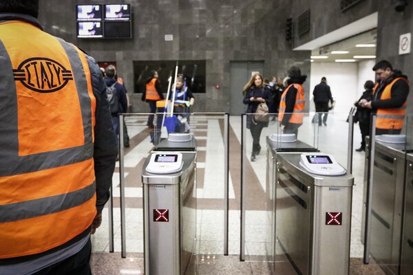 Τι συμβαίνει με τις μπάρες στο μετρό στο Σύνταγμα