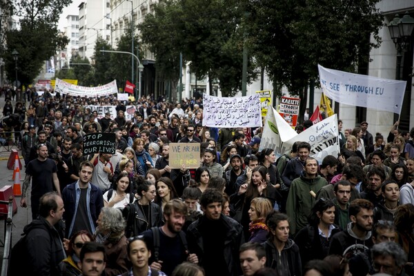 Σε εξέλιξη το αντιφασιστικό-αντιρατσιστικό συλλαλητήριο στην Αθήνα