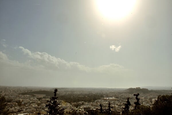 Κυριακή των Βαΐων με σκόνη, ζέστη και βροχές προς το απόγευμα