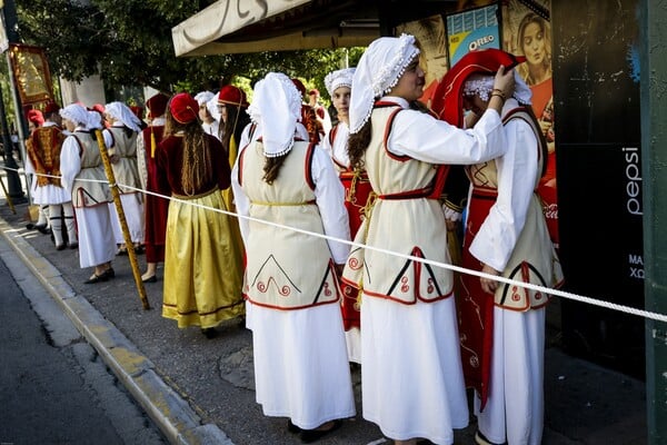 Σε εξέλιξη η μαθητική παρέλαση στο κέντρο της Αθήνας