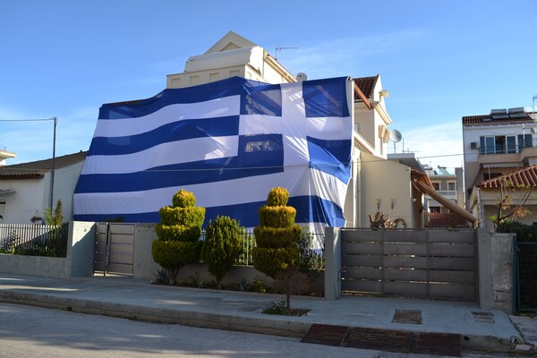 Κάλυψε το σπίτι του με μια πελώρια ελληνική σημαία