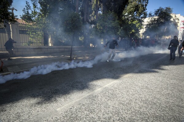 Επεισόδια και χημικά στο πανεκπαιδευτικό συλλαλητήριο στο κέντρο της Αθήνας