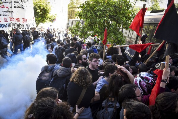 Επεισόδια και χημικά στο πανεκπαιδευτικό συλλαλητήριο στο κέντρο της Αθήνας