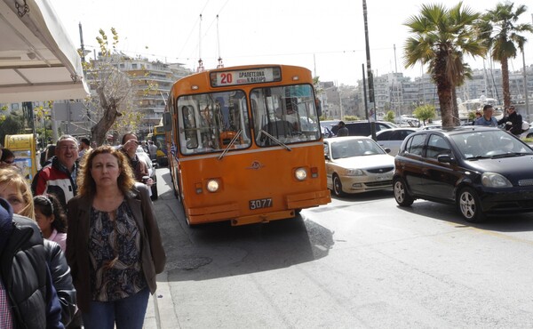 Μια ξεχωριστή βόλτα με το παλιό μπλε λεωφορείο σήμερα στον Πειραιά - ΦΩΤΟΓΡΑΦΙΕΣ