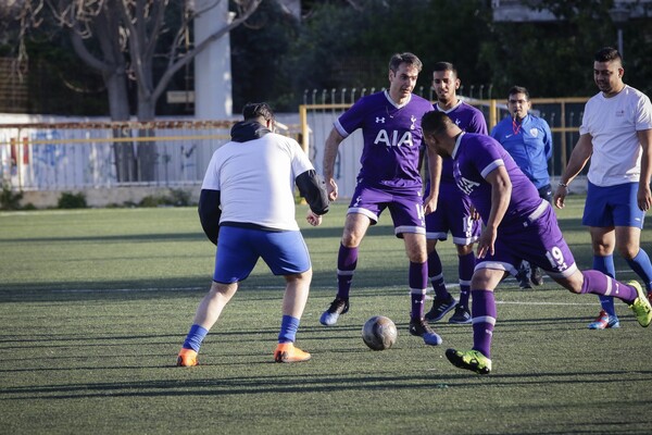 Ο Μητσοτάκης έπαιξε ποδόσφαιρο με την ομάδα των Ελλήνων Ρομά