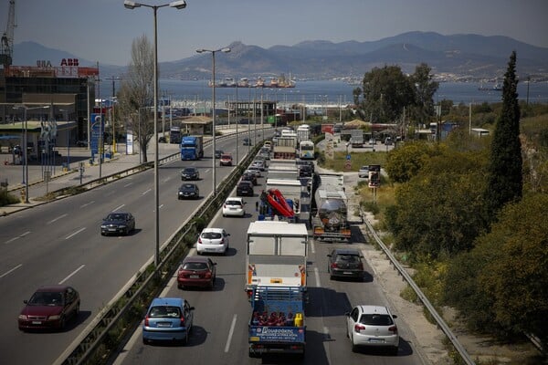 Αυξημένα μέτρα της Τροχαίας για την Πρωτομαγιά - Πότε και πού θα απαγορευτεί η κυκλοφορία φορτηγών