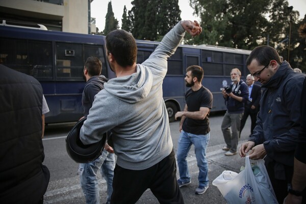 Σε εξέλιξη το αντιπολεμικό συλλαλητήριο στο κέντρο της Αθήνας - Πέταξαν αυγά στα γραφεία της ΕΕ