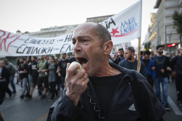 Σε εξέλιξη το αντιπολεμικό συλλαλητήριο στο κέντρο της Αθήνας - Πέταξαν αυγά στα γραφεία της ΕΕ