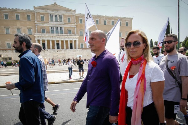 Γιάνης Βαρουφάκης και Δανάη Στράτου μαζί στην πορεία για την Πρωτομαγιά