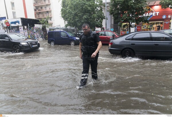 Ακραία κακοκαιρία σάρωσε τη Θεσσαλονίκη - Γυναίκα παρασύρθηκε από χείμαρρο