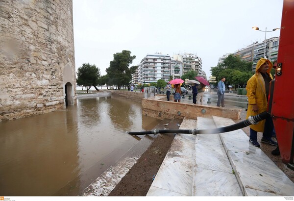 Ακραία κακοκαιρία σάρωσε τη Θεσσαλονίκη - Γυναίκα παρασύρθηκε από χείμαρρο