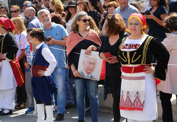 Οι κρητικοί χοροί του Καρόλου και της Καμίλα - ΒΙΝΤΕΟ