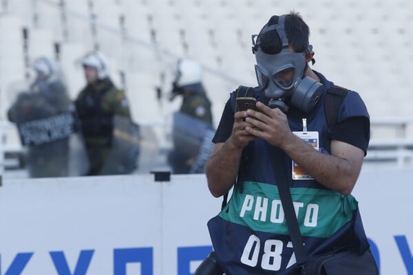 Φωτογραφίες από τα επεισόδια στο ΟΑΚΑ λίγο πριν αρχίσει ο τελικός του Κυπέλλου