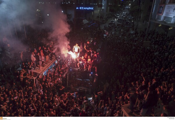 «Κάηκε» η Θεσσαλονίκη- Χιλιάδες οπαδοί του ΠΑΟΚ σε ολονύχτιους πανηγυρισμούς στον Λευκό Πύργο