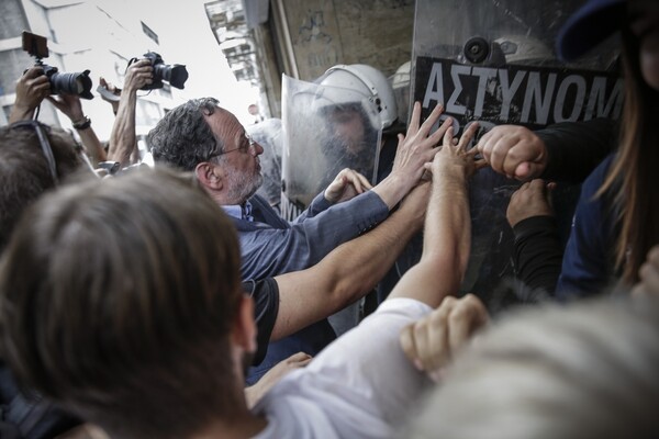 Ένταση έξω από συμβολαιογραφικό γραφείο στο κέντρο της Αθήνας