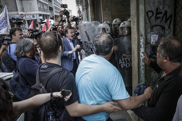 Ένταση έξω από συμβολαιογραφικό γραφείο στο κέντρο της Αθήνας