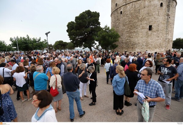 Πολίτες της Θεσσαλονίκης στο Λευκό Πύργο για τον Γιάννη Μπουτάρη - Συγκέντρωση συμπαράστασης