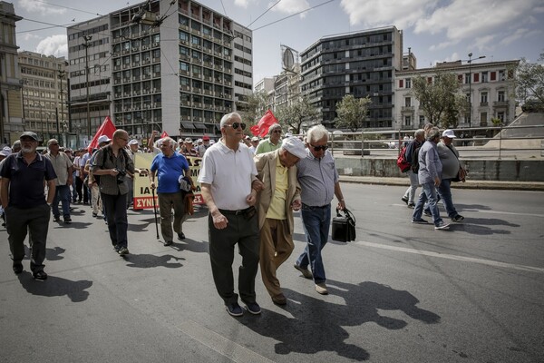 ΑΑΔΕ: Με υποβολή τροποποιητικής θα λυθεί το «αλαλούμ» με τις αποδοχές των συνταξιούχων