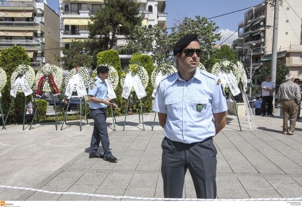 Συγκίνηση στην κηδεία του Χάρρυ Κλυνν - Ο Τσίπρας, γνωστοί καλλιτέχνες και φίλοι αποχαιρέτησαν τον κωμικό που πέθανε στα 78 του