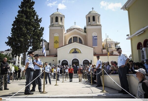 Συγκίνηση στην κηδεία του Χάρρυ Κλυνν - Ο Τσίπρας, γνωστοί καλλιτέχνες και φίλοι αποχαιρέτησαν τον κωμικό που πέθανε στα 78 του