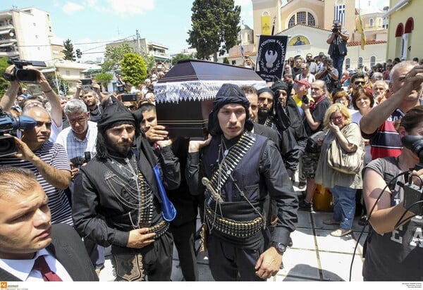 Συγκίνηση στην κηδεία του Χάρρυ Κλυνν - Ο Τσίπρας, γνωστοί καλλιτέχνες και φίλοι αποχαιρέτησαν τον κωμικό που πέθανε στα 78 του