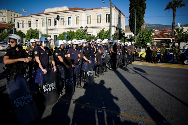 Συγκέντρωση διαμαρτυρίας κατά του ΣΕΒ την ώρα που μιλούσε ο Τσίπρας