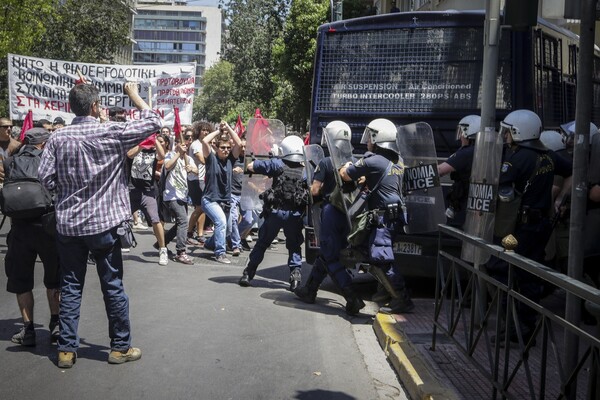 Ένταση και χημικά στην πορεία στο κέντρο της Αθήνας - Επεισόδια μεταξύ διαδηλωτών και ΜΑΤ