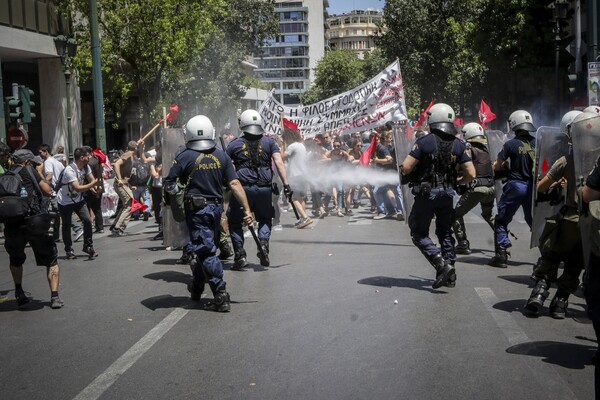 Ένταση και χημικά στην πορεία στο κέντρο της Αθήνας - Επεισόδια μεταξύ διαδηλωτών και ΜΑΤ