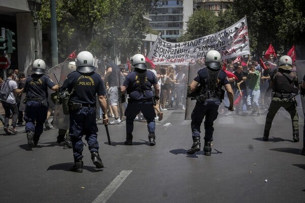 Ένταση και χημικά στην πορεία στο κέντρο της Αθήνας - Επεισόδια μεταξύ διαδηλωτών και ΜΑΤ