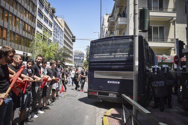 Ένταση και χημικά στην πορεία στο κέντρο της Αθήνας - Επεισόδια μεταξύ διαδηλωτών και ΜΑΤ