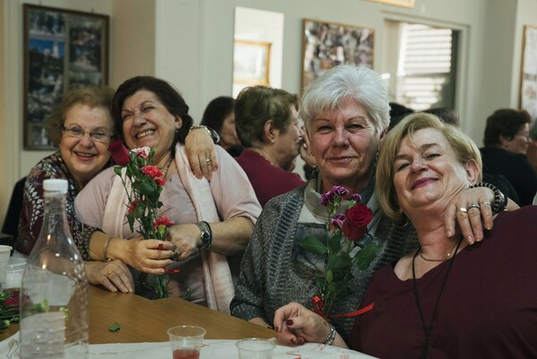 Μία μέρα στο ΚΑΠΗ: Εκεί όπου οι άνθρωποι επιμένουν ακόμα να γιορτάζουν τη ζωή