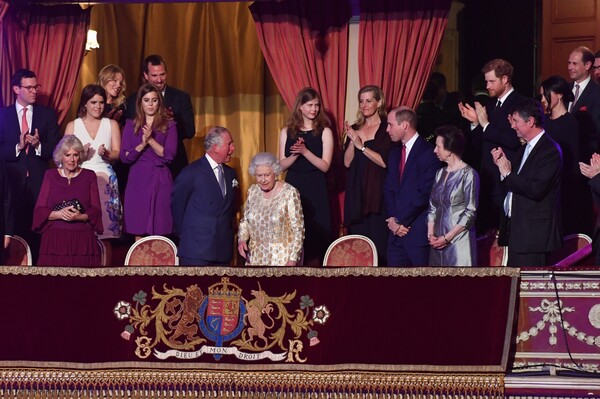 Το πάρτι γενεθλίων της Βασίλισσας - Οι διάσημοι, η εκθαμβωτική Μέγκαν Μαρκλ και τα γέλια για το «μανούλα» του Καρόλου