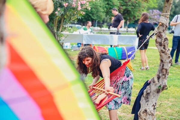 Σκληρή κριτική από τις «Οικογένειες Ουράνιο Τόξο» με αφορμή το νομοσχέδιο για αναδοχή και υιοθεσία