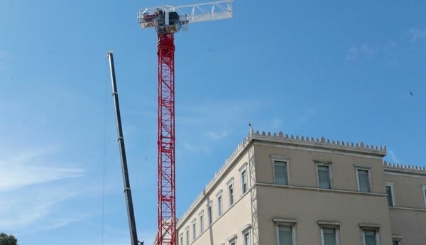 Ένας τεράστιος γερανός στη Βουλή