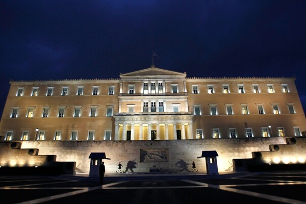 Η Βουλή φωταγωγείται για την Παγκόσμια Ημέρα κατά του Καρκίνου