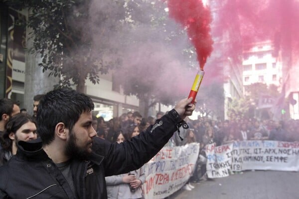 Διαμαρτυρία φοιτητών έξω από το ΥΠΟΙΚ για τα αποθεματικά