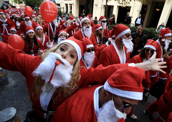 15 φωτογραφίες από το φετινό Santa Run της Αθήνας