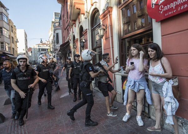 Βία, δακρυγόνα και σκυλιά εναντίον του Pride της Κωνσταντινούπολης - Διαλύθηκε η πορεία