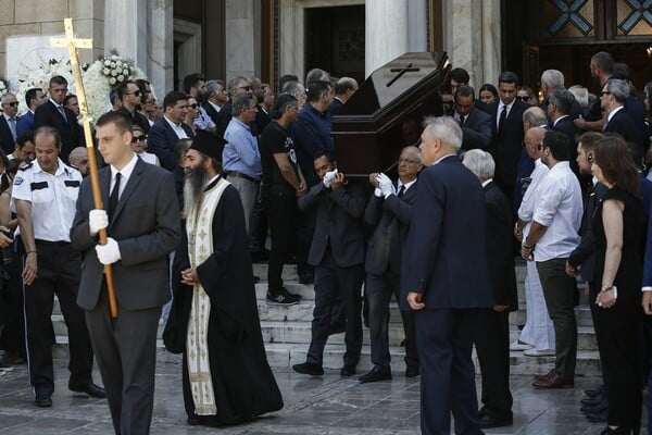 Ο Αλέξης Τσίπρας, πολιτικοί, αθλητές και επιχειρηματίες στην κηδεία του Σωκράτη Κόκκαλη τζούνιορ στην Μητρόπολη (update)