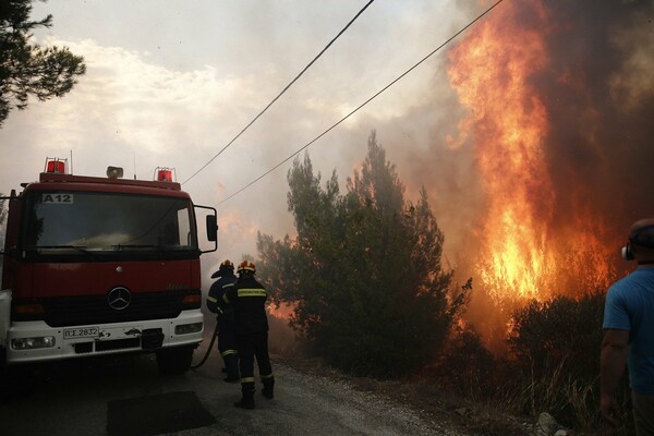 Δραματική η κατάσταση στην Πεντέλη - Εκτός ελέγχου η φωτιά (ΦΩΤΟΓΡΑΦΙΕΣ)